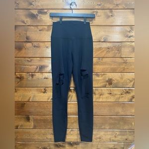 Alo Yoga Black Ripped Warrior Legging